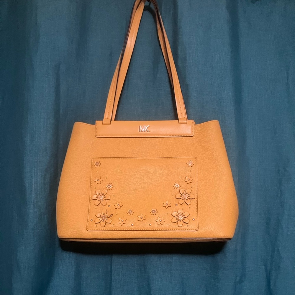Michael Kors Yellow Tote with tag 
Meredith East West Bonded
Shoulder bag